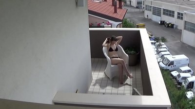 Spionearje op myn jonge keamergenoat masturberen op it balkon
